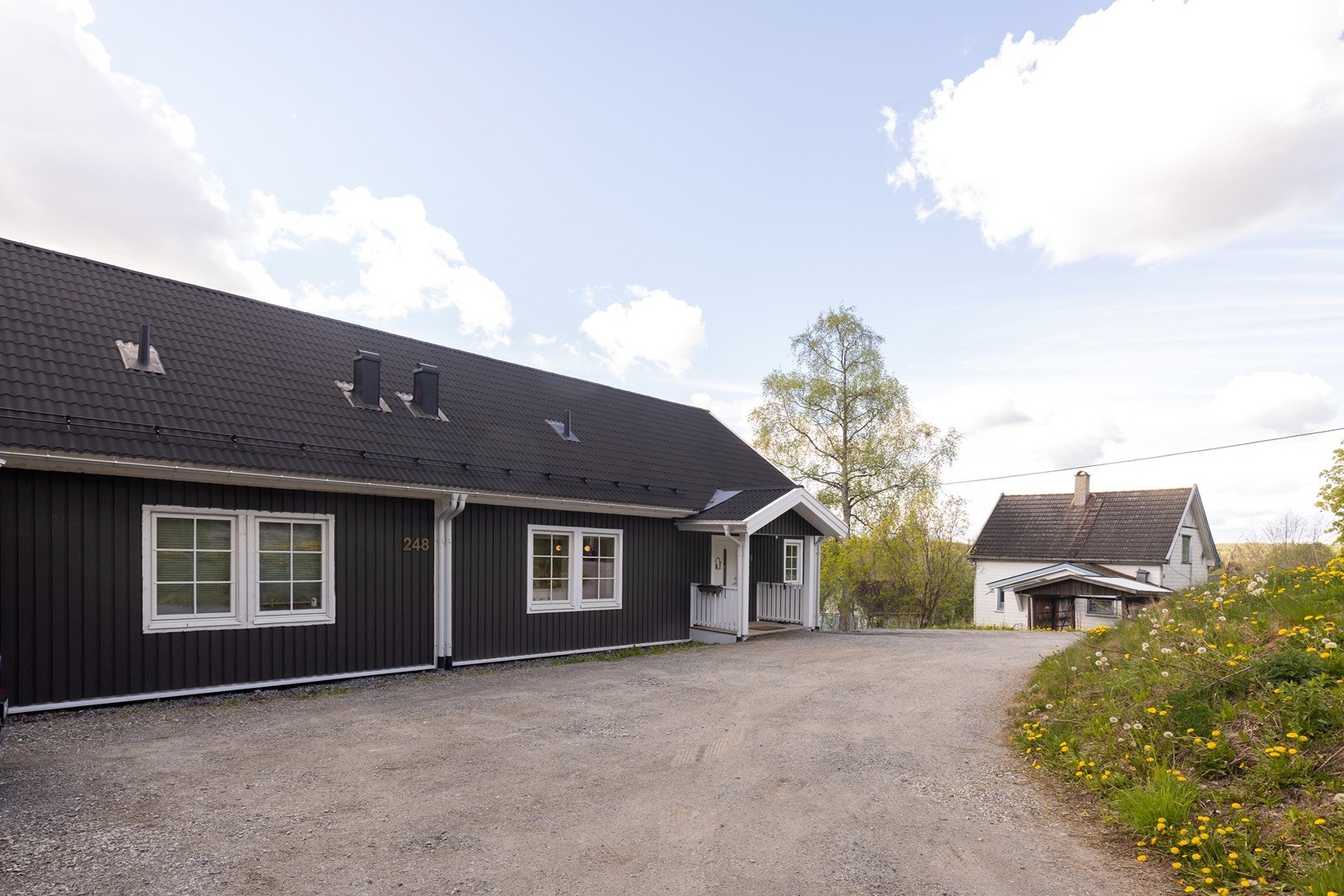 Eiendommen har en romslig gårdsplass med gode parkeringsmuligheter. Galleribilde