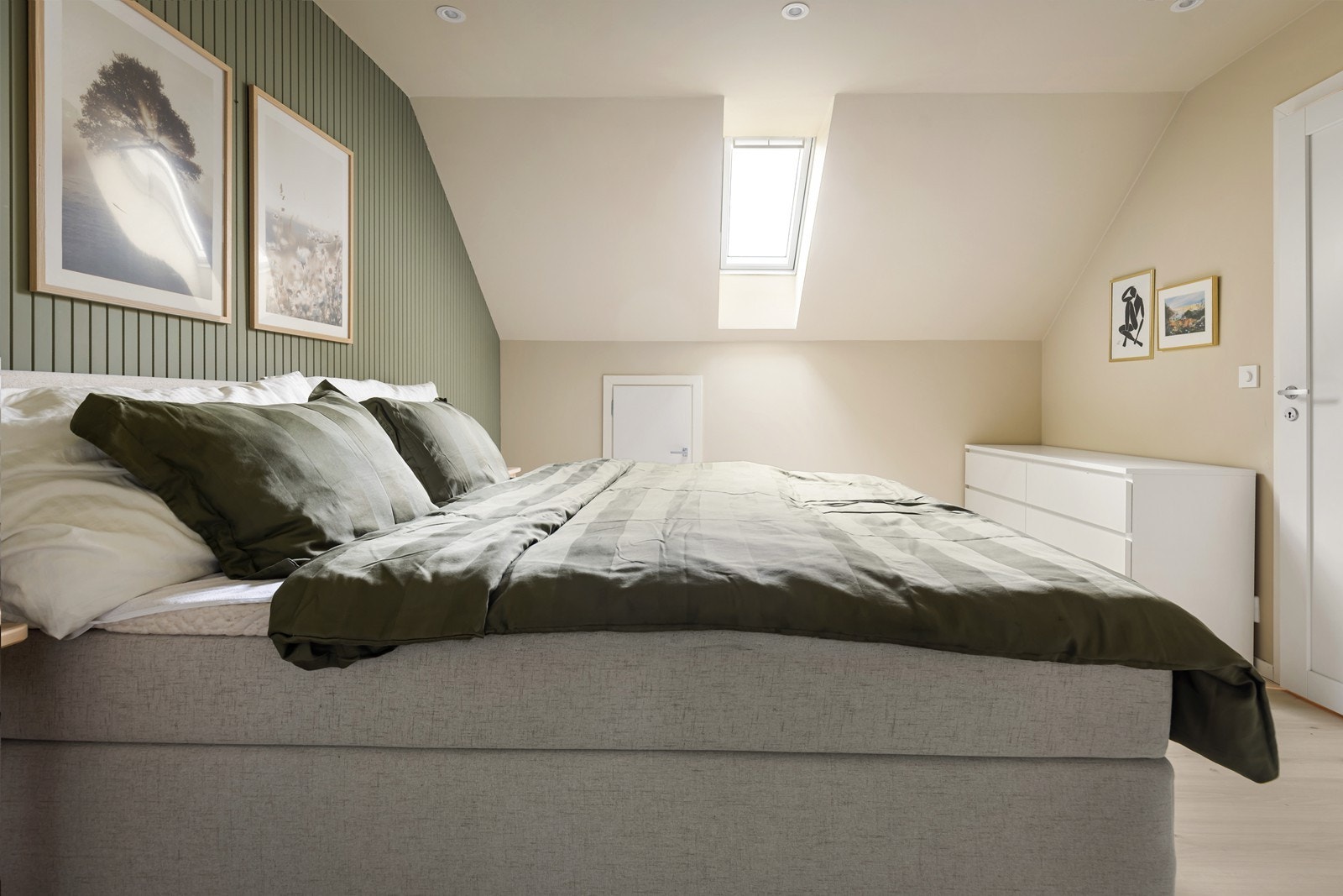 Romslig loftsrom med god plass til dobbeltseng og kommode. God belysning med downlights i himling. Galleribilde