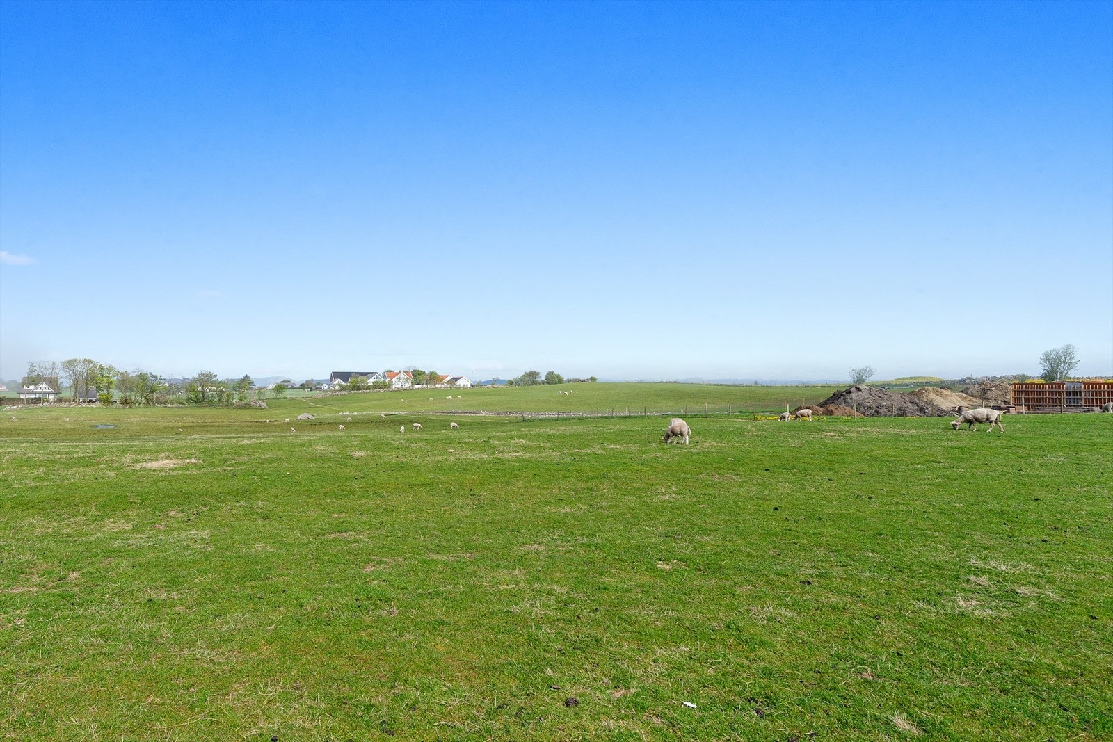 Fra eiendommen er det nærhet til åpne landskap og gode turmuligheter, med kort vei til strender som Hellestø, Vigdel og Ølberg. Galleribilde