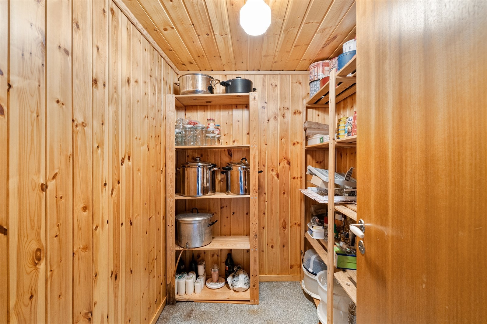 Kjelleren byr på rikelig med lagringsplass i flere boder. Galleribilde