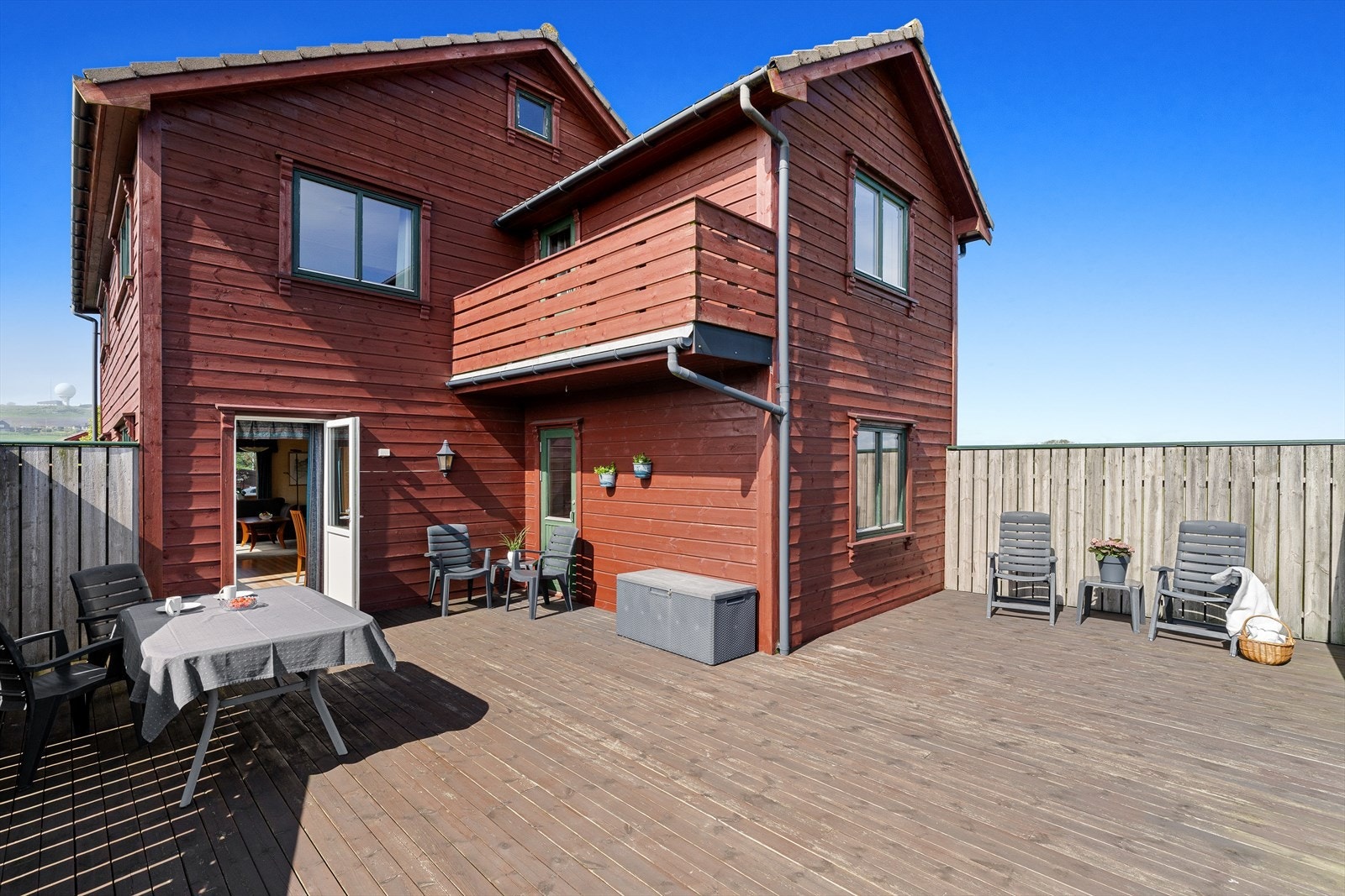 Den store terrassen har god plass til både spisebord og sittegruppe. Galleribilde