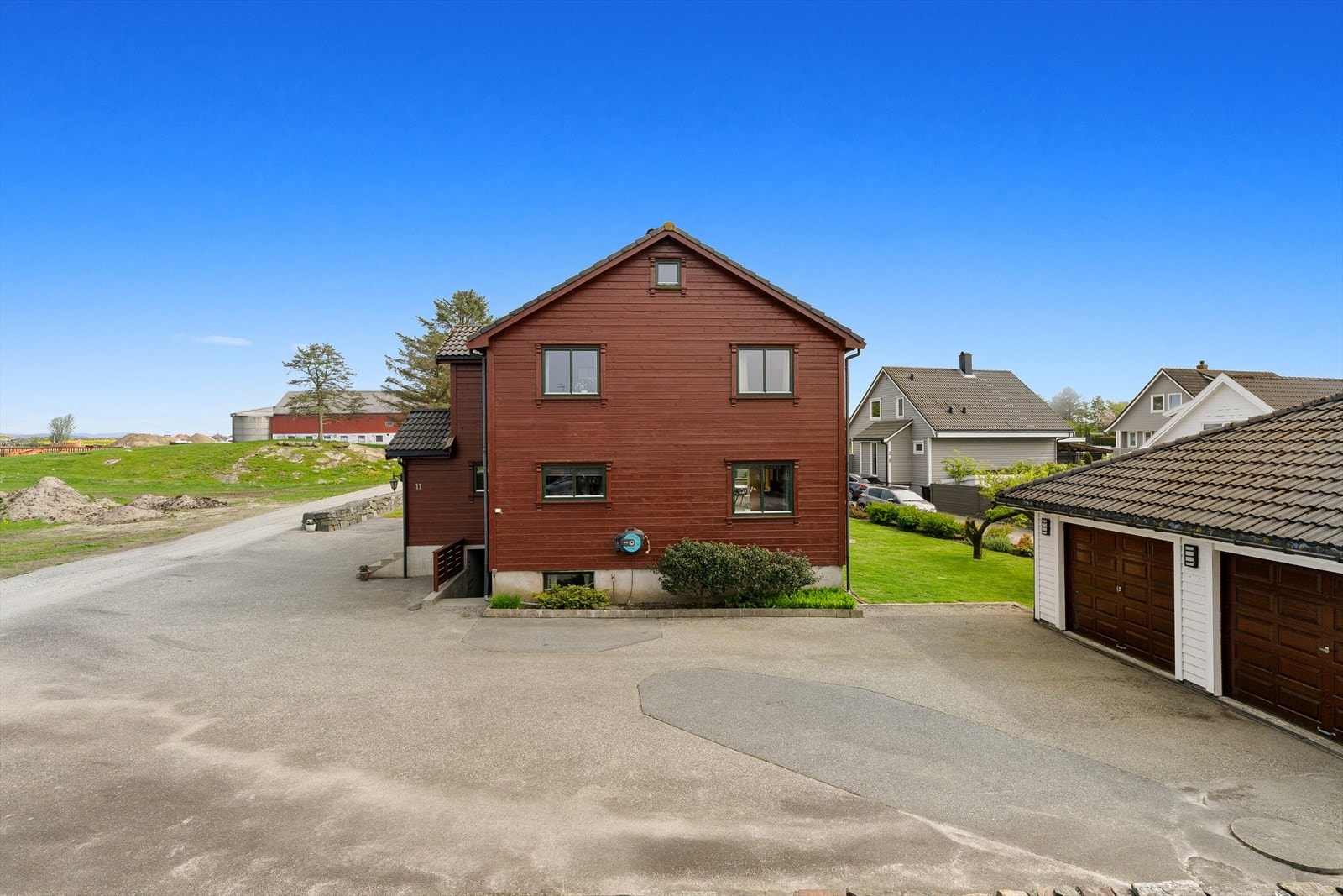 Asfaltert gårdsplass med rikelig med biloppstillingsplasser. Galleribilde