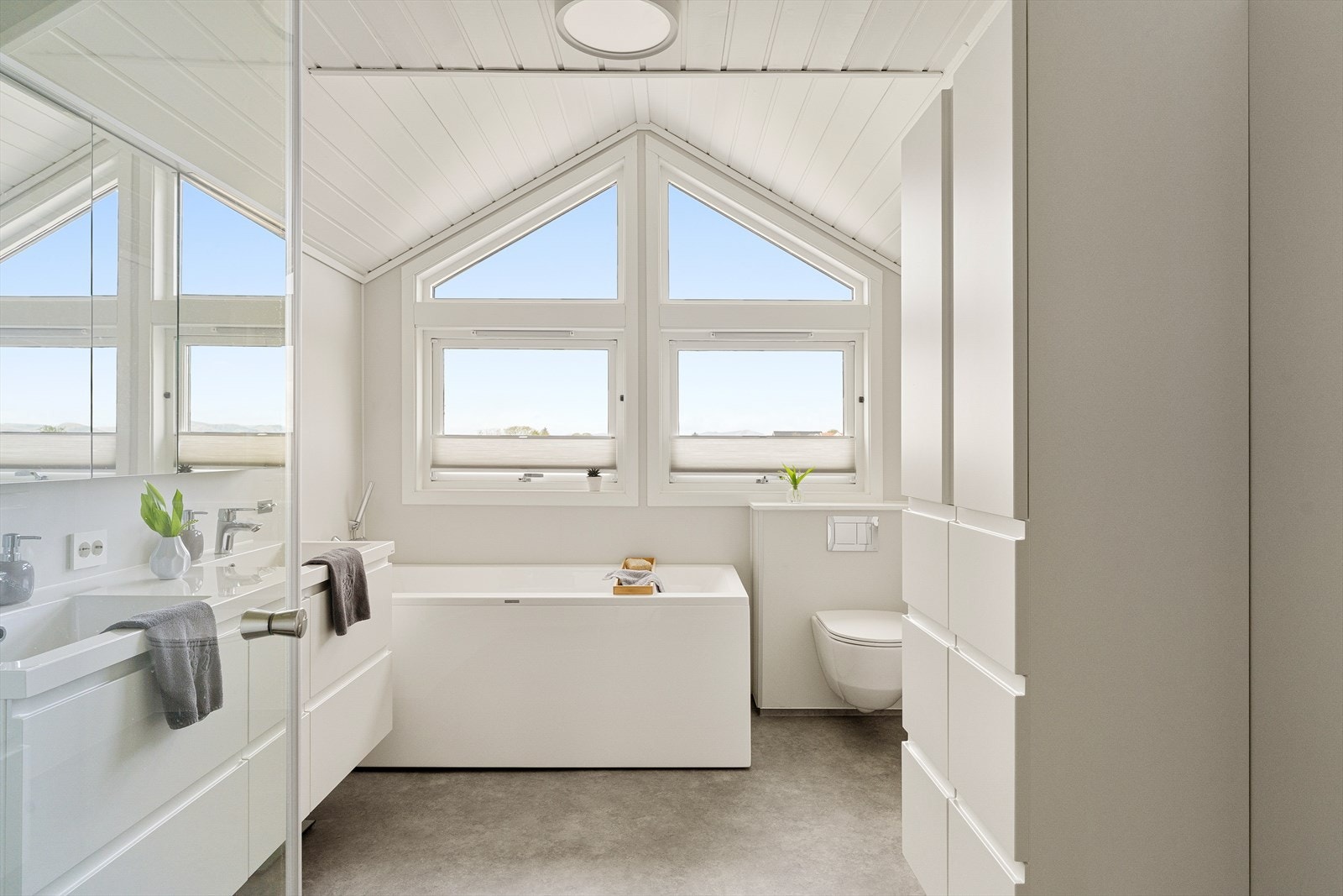 Badet ble pusset opp i 2023 og har badekar, veggmontert toalett og rikelig med skapplass. Galleribilde
