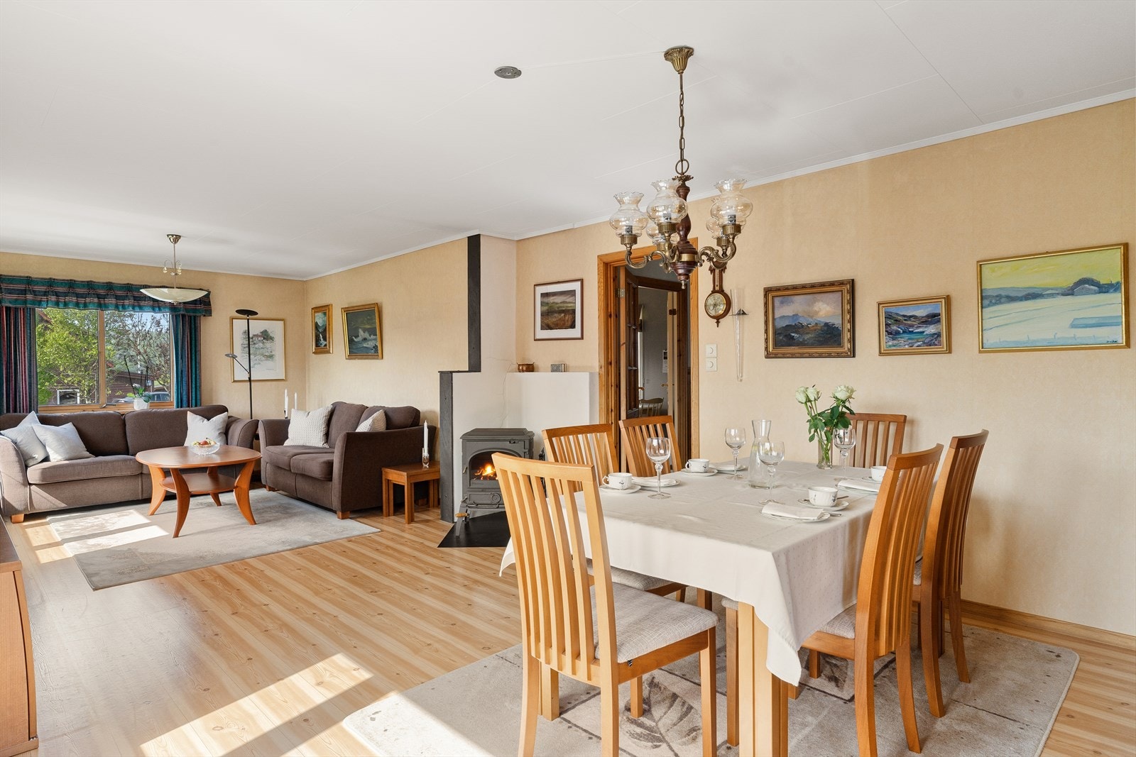 Stuen har god plass til både sofagruppe og spisebord for sosiale sammenkomster. Galleribilde