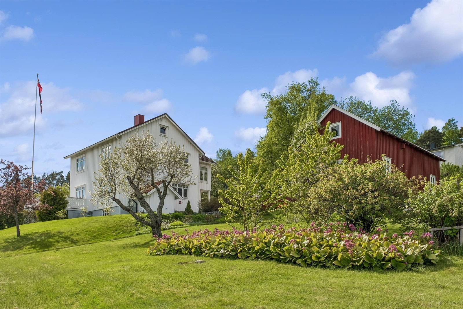 Eiendommen har en stor tomt med mange muligheter Galleribilde