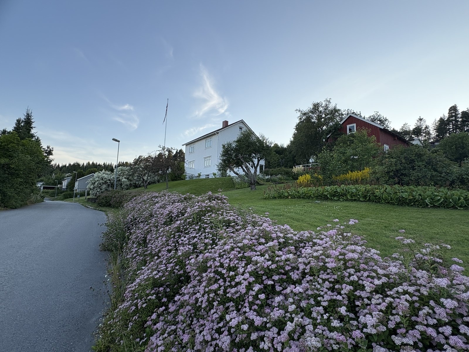 Eiendommen ligger høyt og fritt i Høvdingvegen Galleribilde