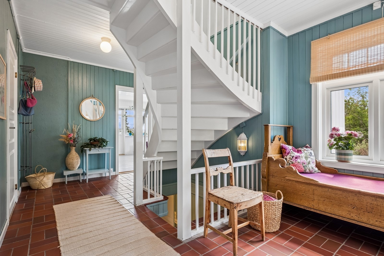 Stor gang med skyvedørgarderobe Galleribilde