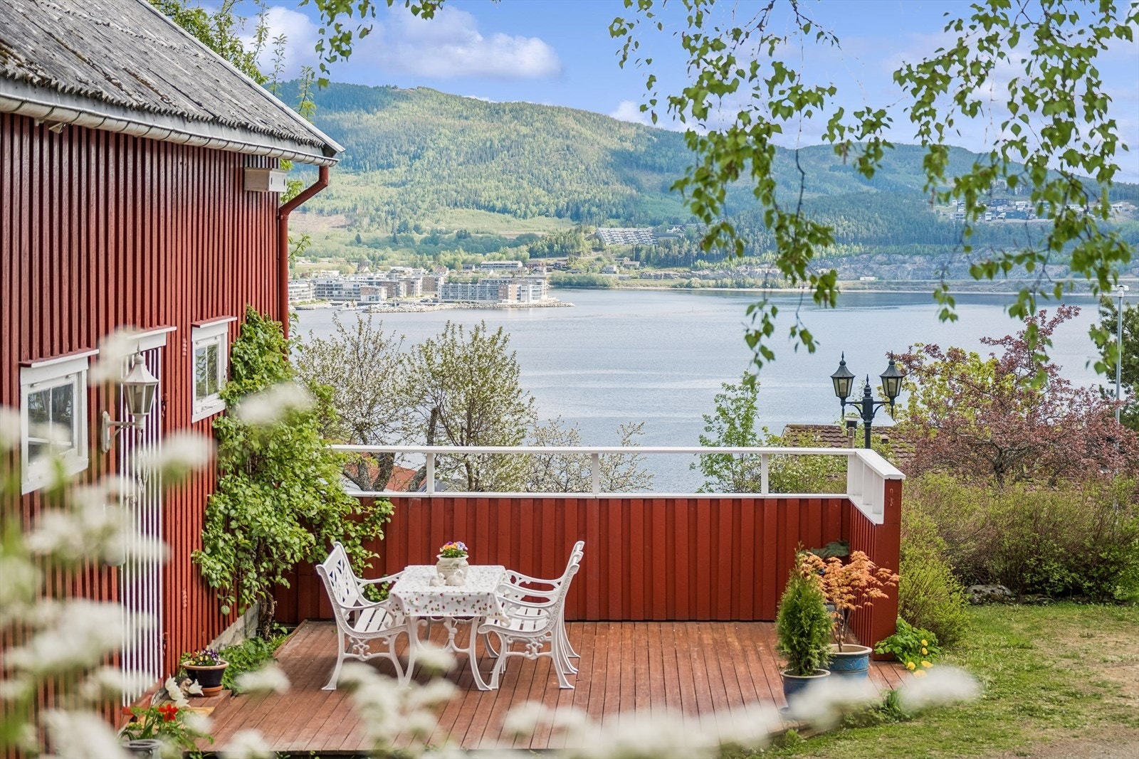 Solrik terrasse foran uthuset Galleribilde