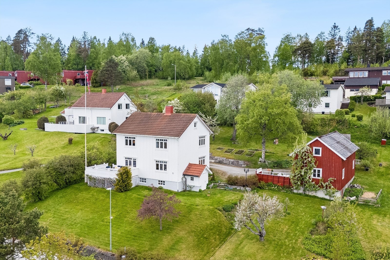 Eiendommen har kort vei til Eggehalla med fine turmuligheter, blant annet til Egge museum og Eggeskogen. Galleribilde