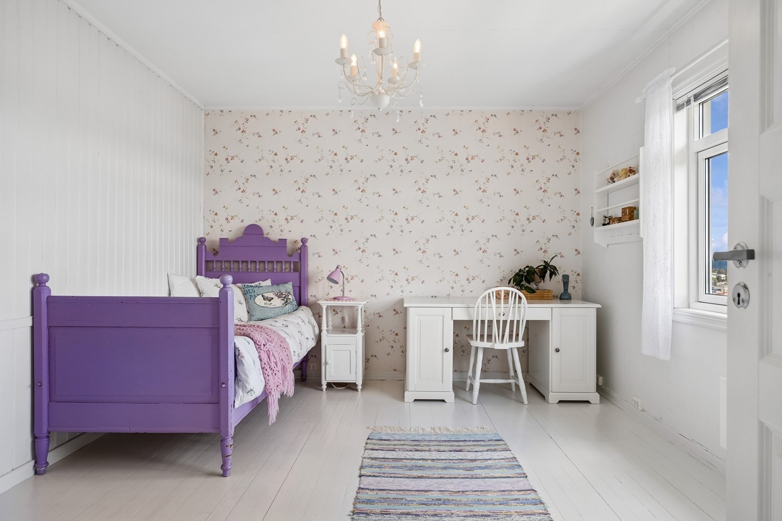 Romslig soverom med god plass til seng, pult og en fantastisk utsikt. Galleribilde