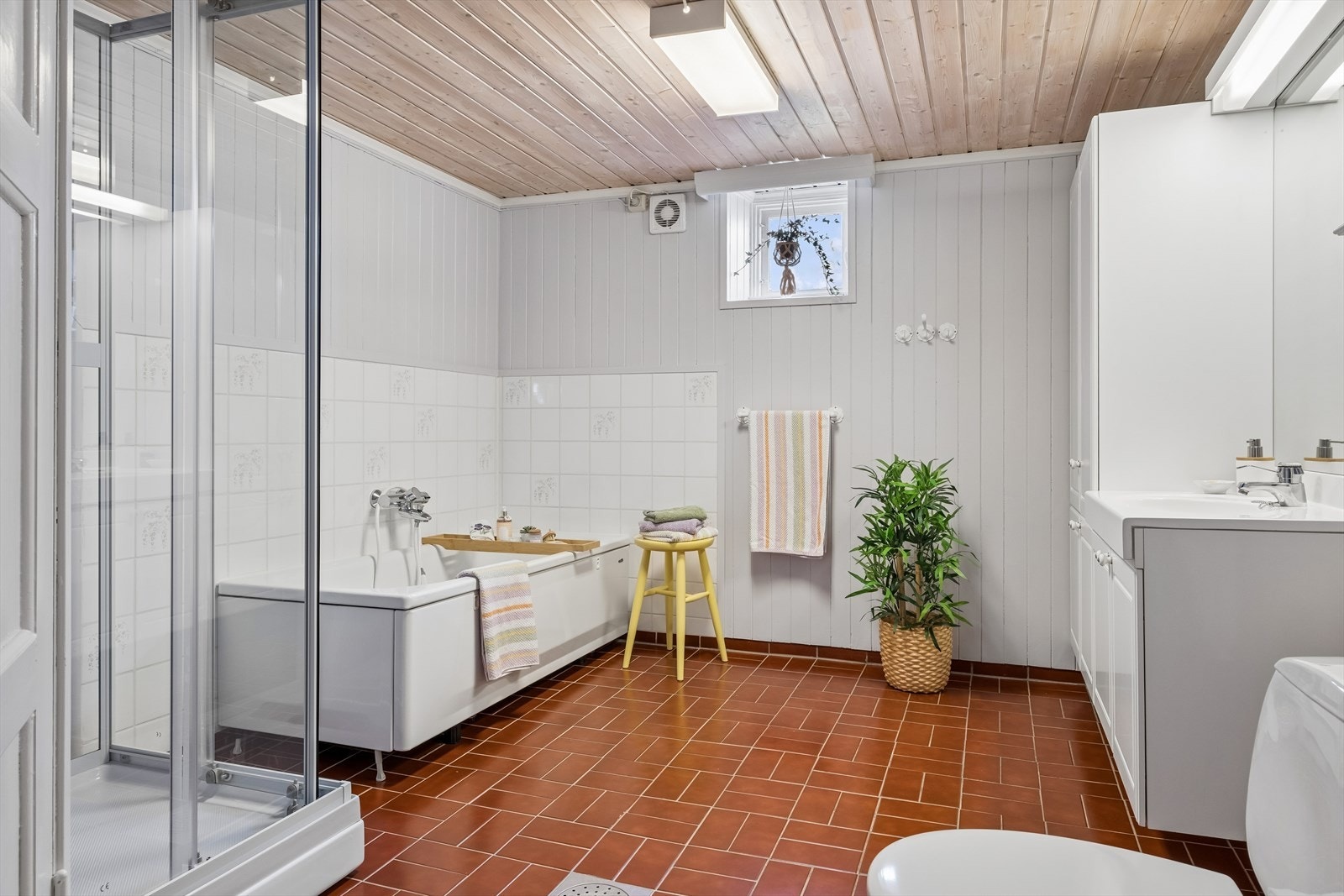 Bad i underetasje med badekar, nytt dusjkabinett og badstue Galleribilde