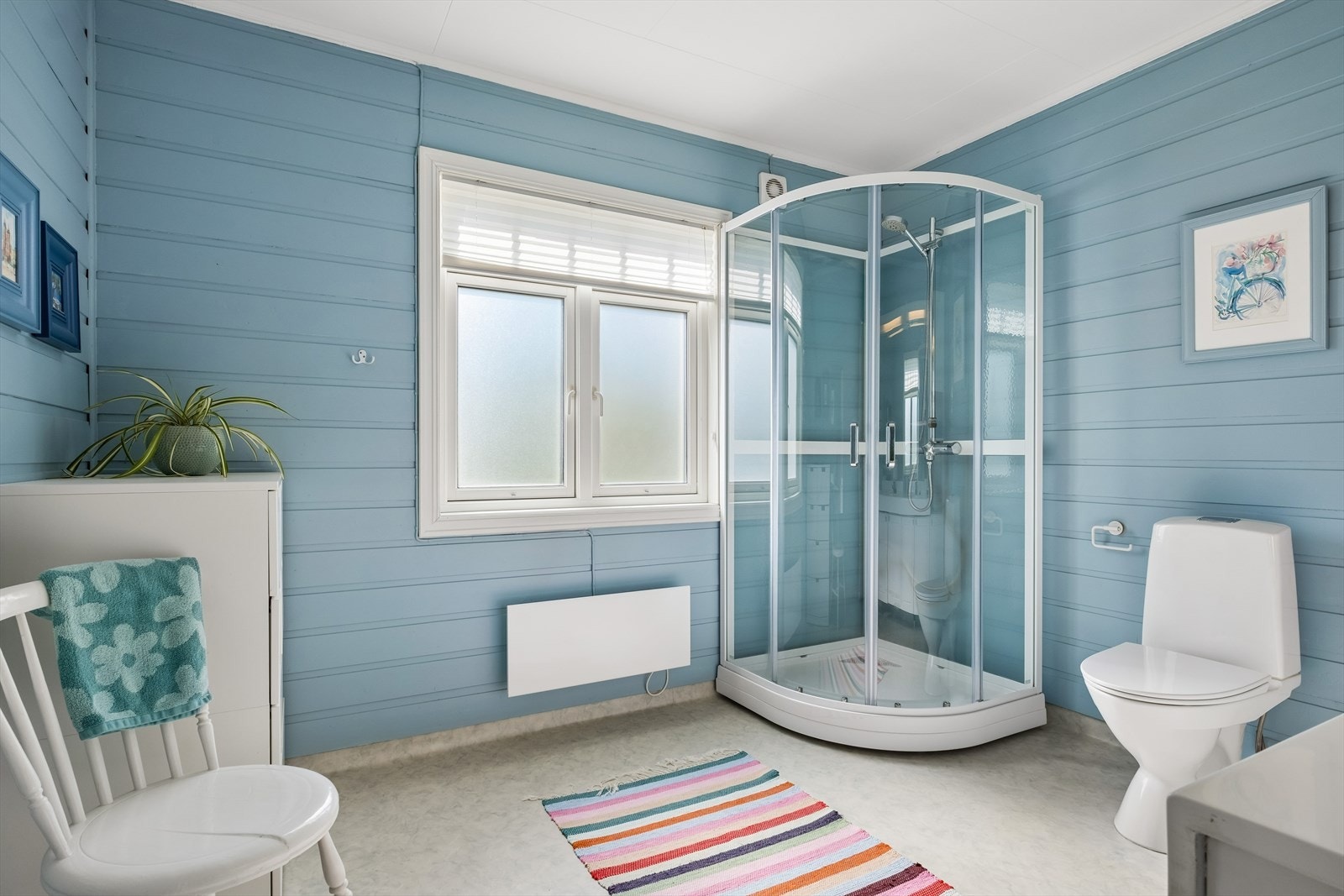 Badet har vindu som slipper inn naturlig lys og har god utlufting Galleribilde