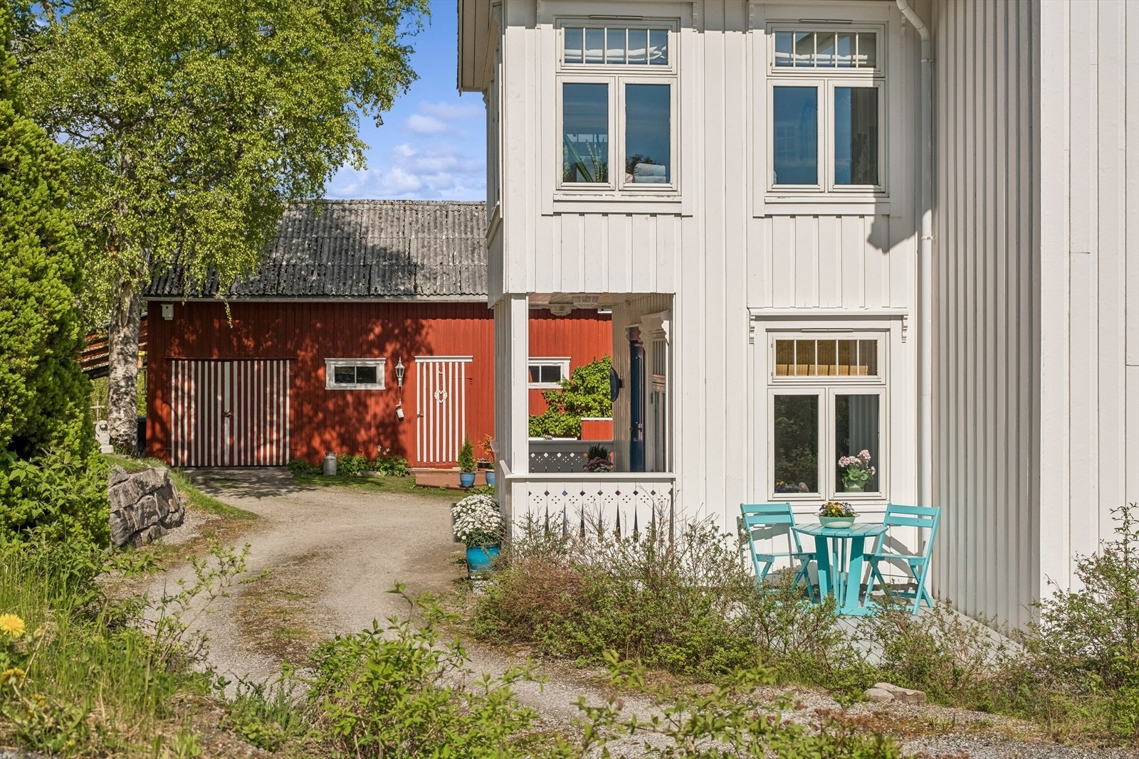 Lun uteplass ved inngangspartiet hvor du kan nyte sola utover ettermiddagen og kvelden Galleribilde