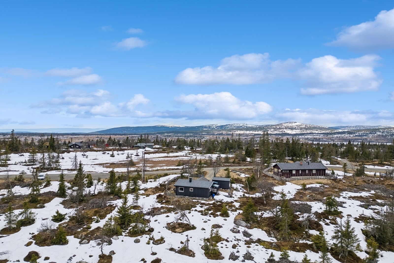 Fra hytta er det kort vei til Sjusjøen, med alpinanlegg, rulleskianlegg og søndagsåpen butikk. Galleribilde