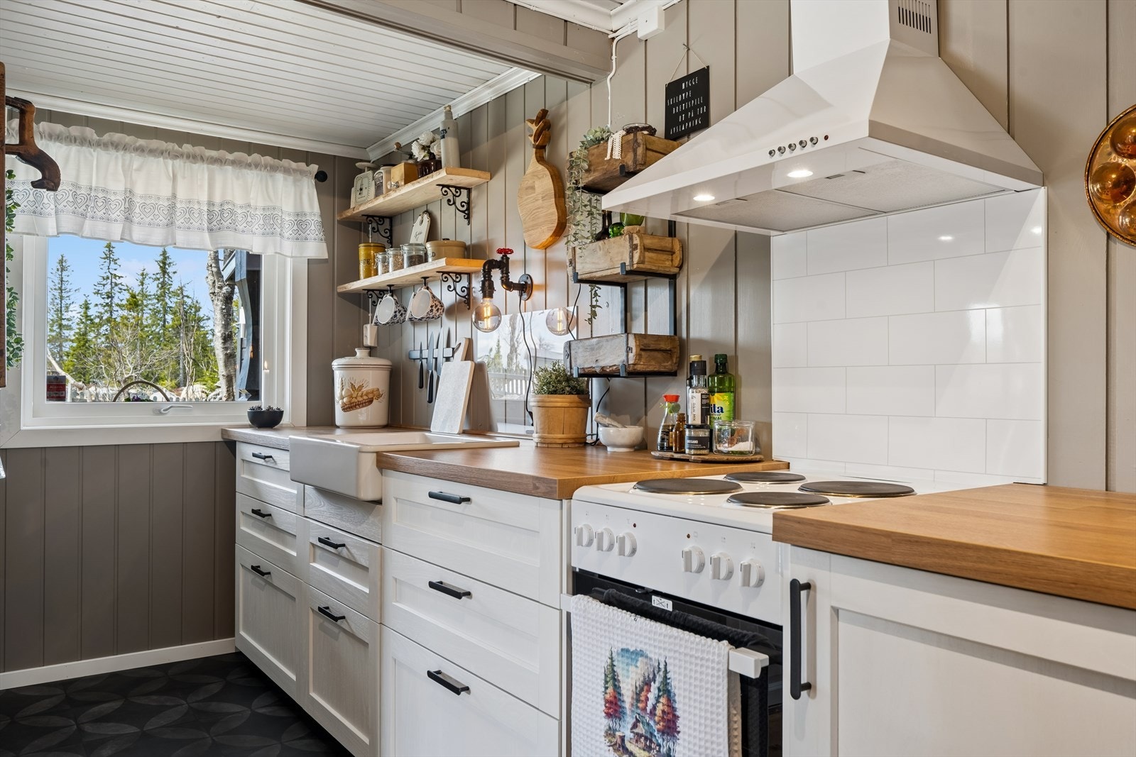 Kjøkkenet er utstyrt med komfyr, kjøl/fryseskap og en kjøkkenventilator med kullfilter. Galleribilde