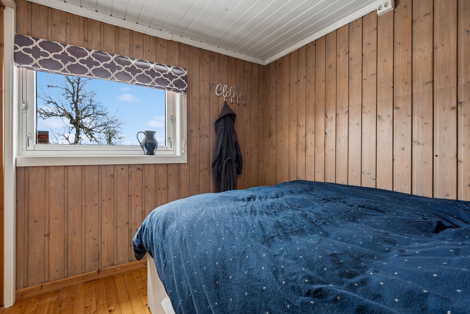 Det andre soverommet har også plass til en bredere seng. Vinduene i hytta er av varierende alder, fra 1970 og 2023. Galleribilde