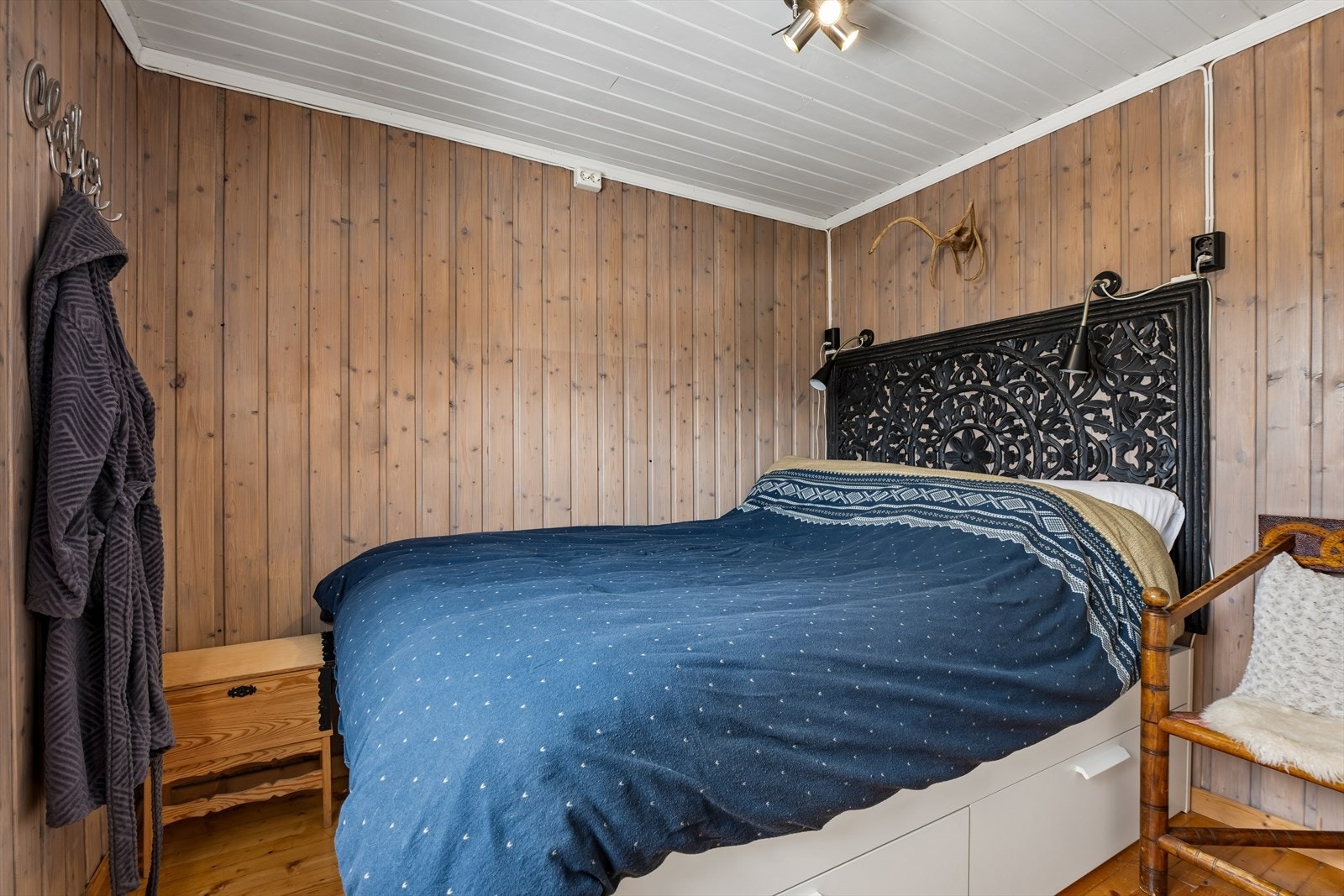 Hytta inneholder to soverom. Hovedsoverommet har plass til dobbeltseng. Galleribilde