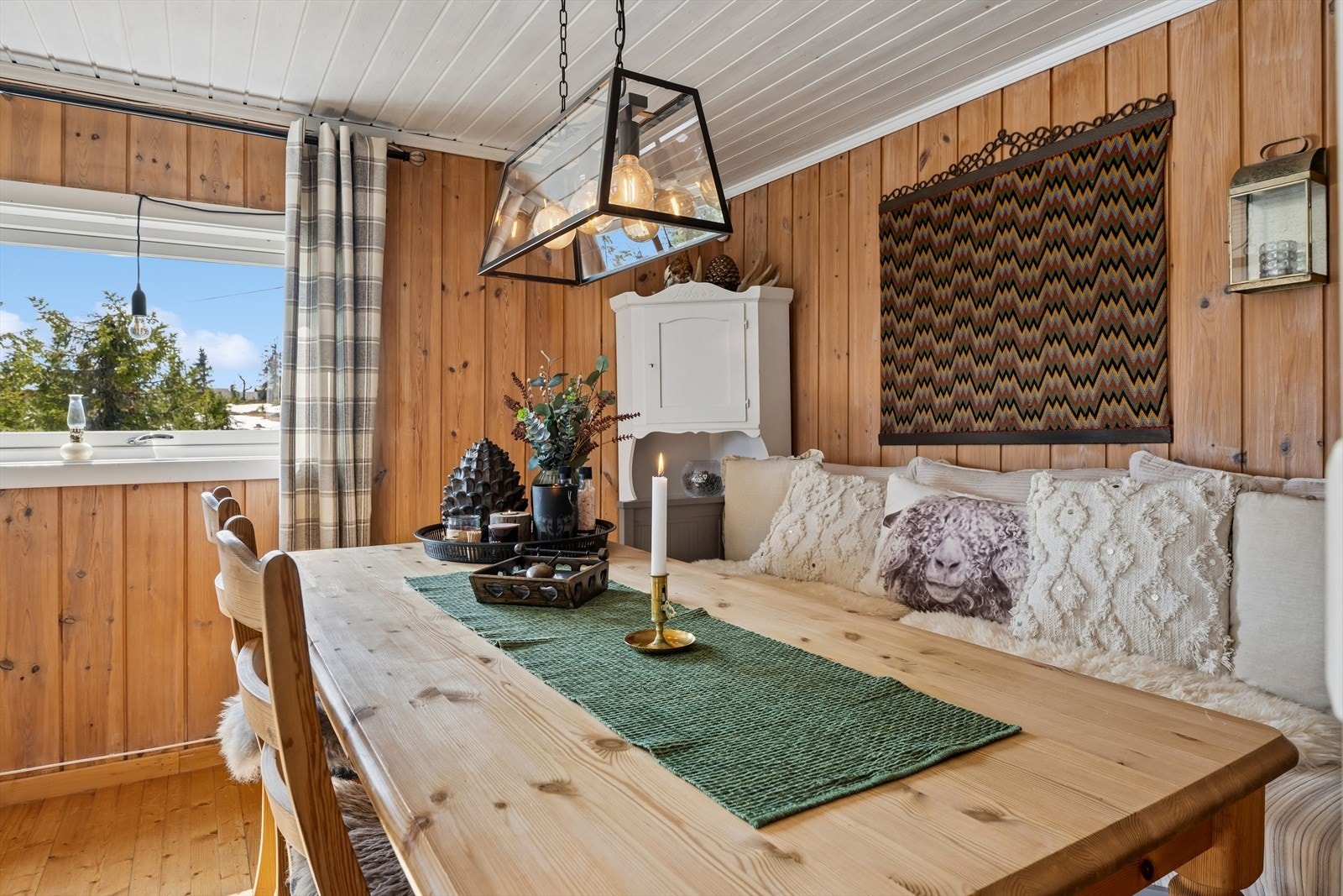 Spiseplass med god plass til familie og venner. Den praktiske spisestuesofaen er en smart sovesofa. Galleribilde