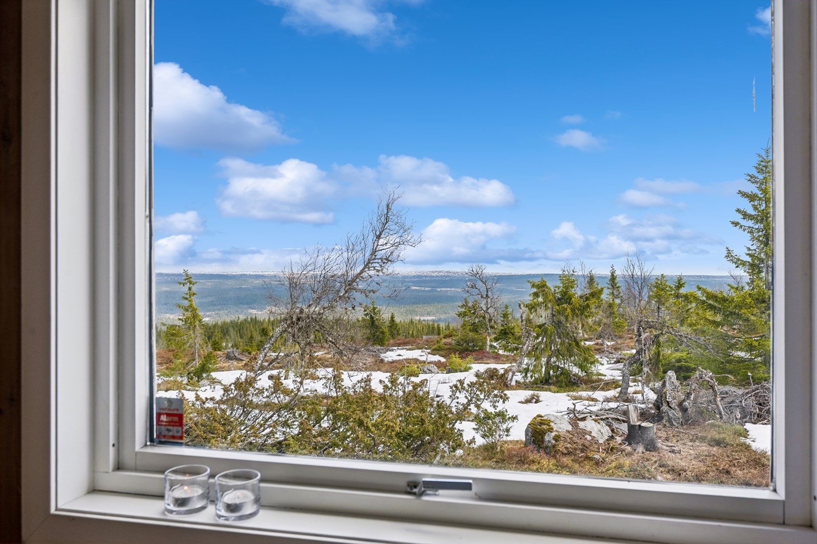 Fra hytta, som ligger 855 meter over havet, er det utsikt over det omkringliggende fjellandskapet. Galleribilde