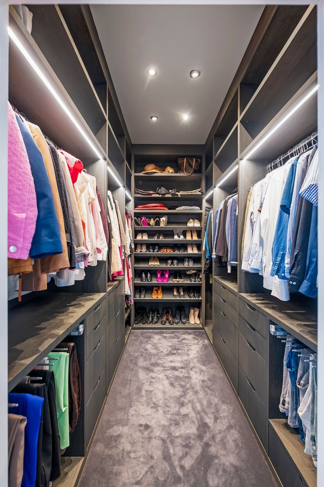 Stort walk-in closet med lyssatt innredning. Takhøyde på 3 meter gir godt med lagringsplass og romfølelse. Galleribilde