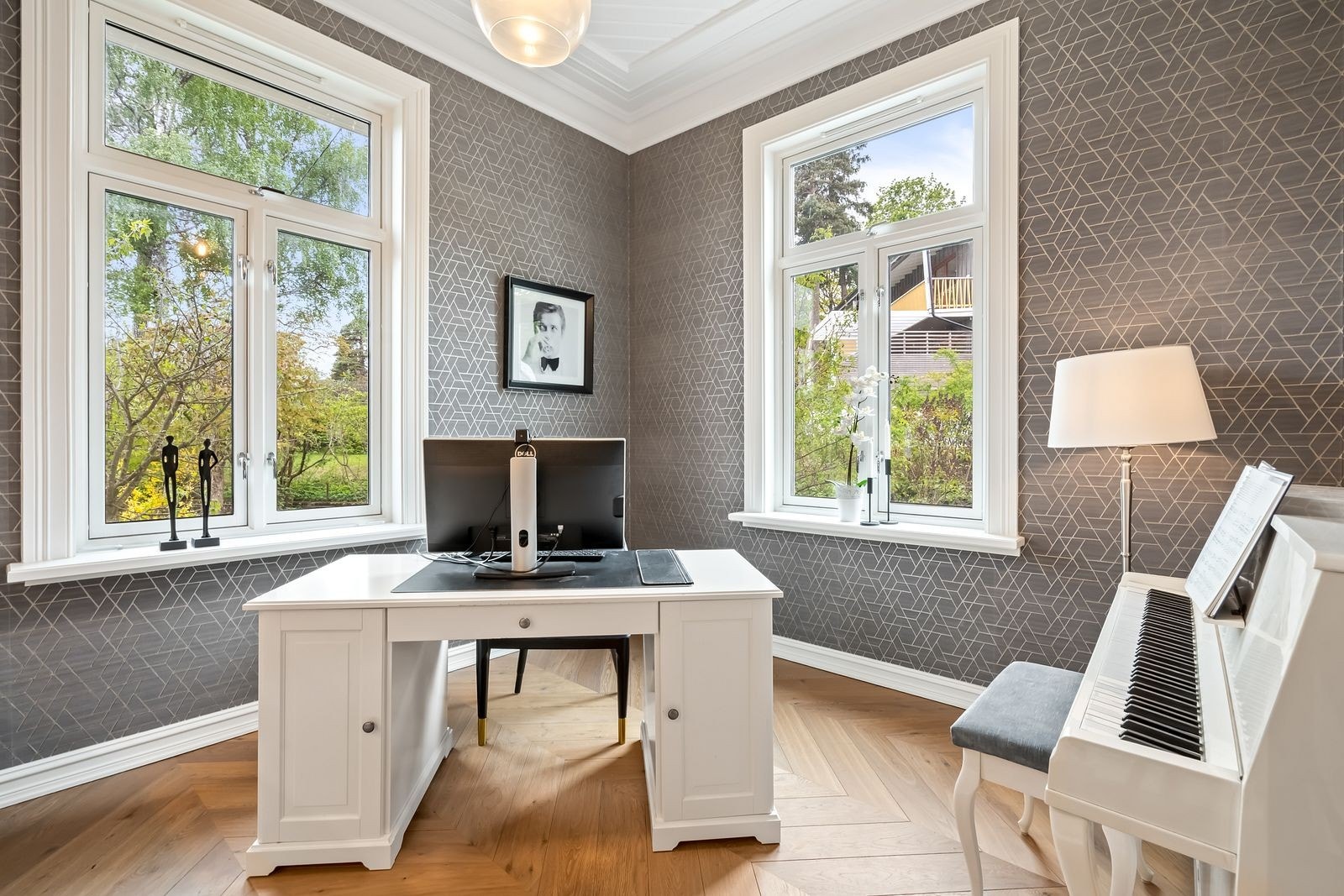Lyst og elegant kontor med eksklusiv atmosfære og gode arbeidsforhold. Galleribilde