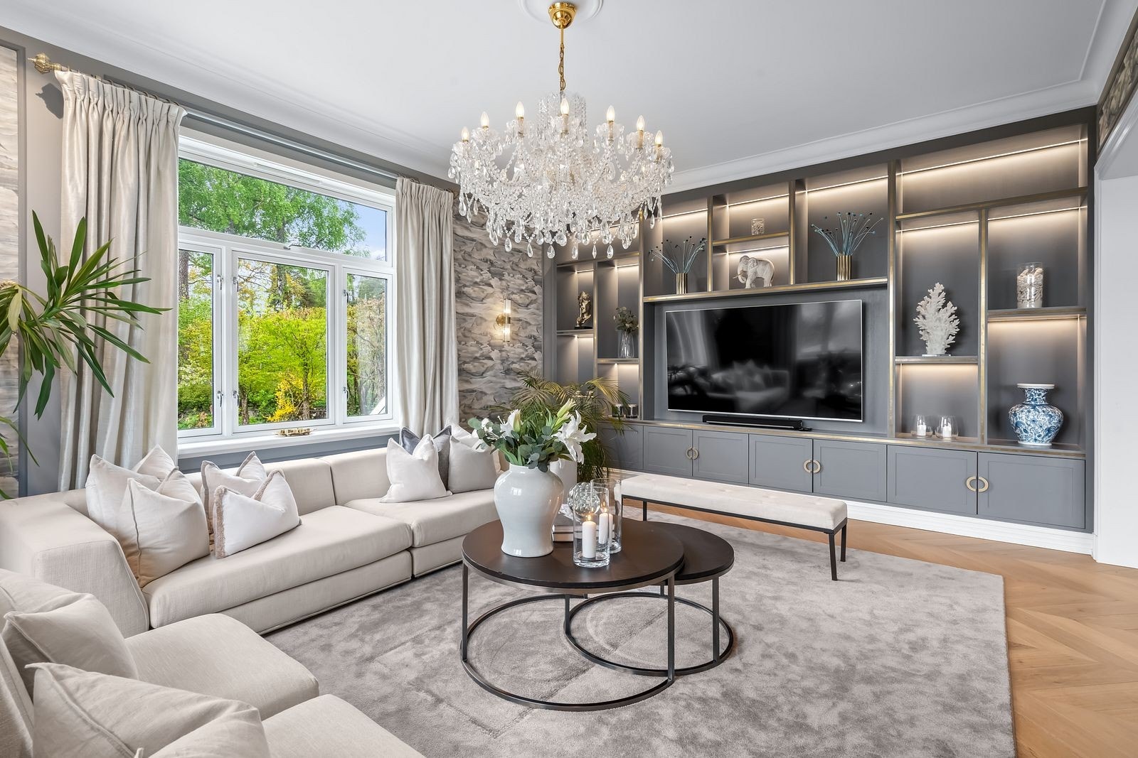 Arkitektdesignet, lyssatt reol med messingdetaljer. Galleribilde