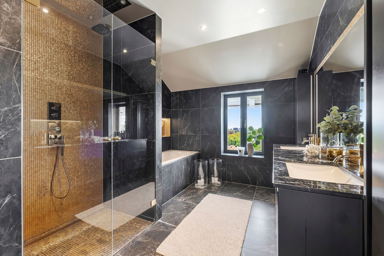 Meget lekkert en-suite bad til hovedsoverommet, med badekar og dusjnisje samt AXOR ShowerHeaven takdusj fra Hansgrohe. Galleribilde