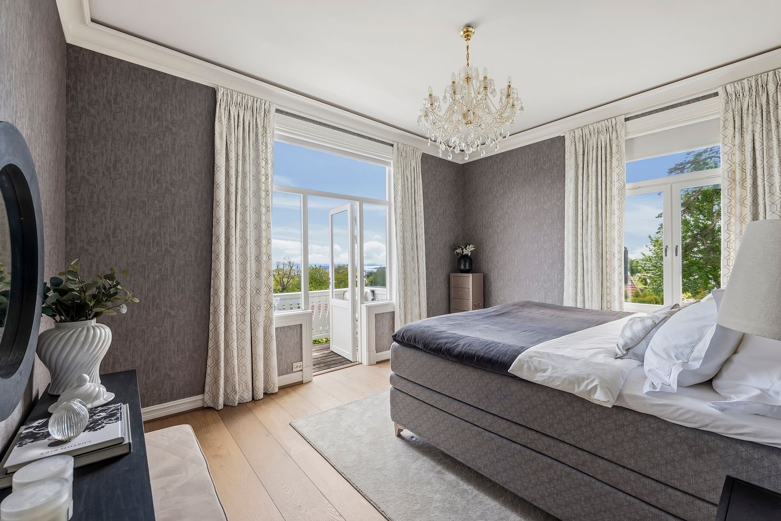 Mastersuite 1 som gir en eksklusiv hotellfølelse med eget bad, walk-in closet og solrik utsiktsbalkong. Galleribilde