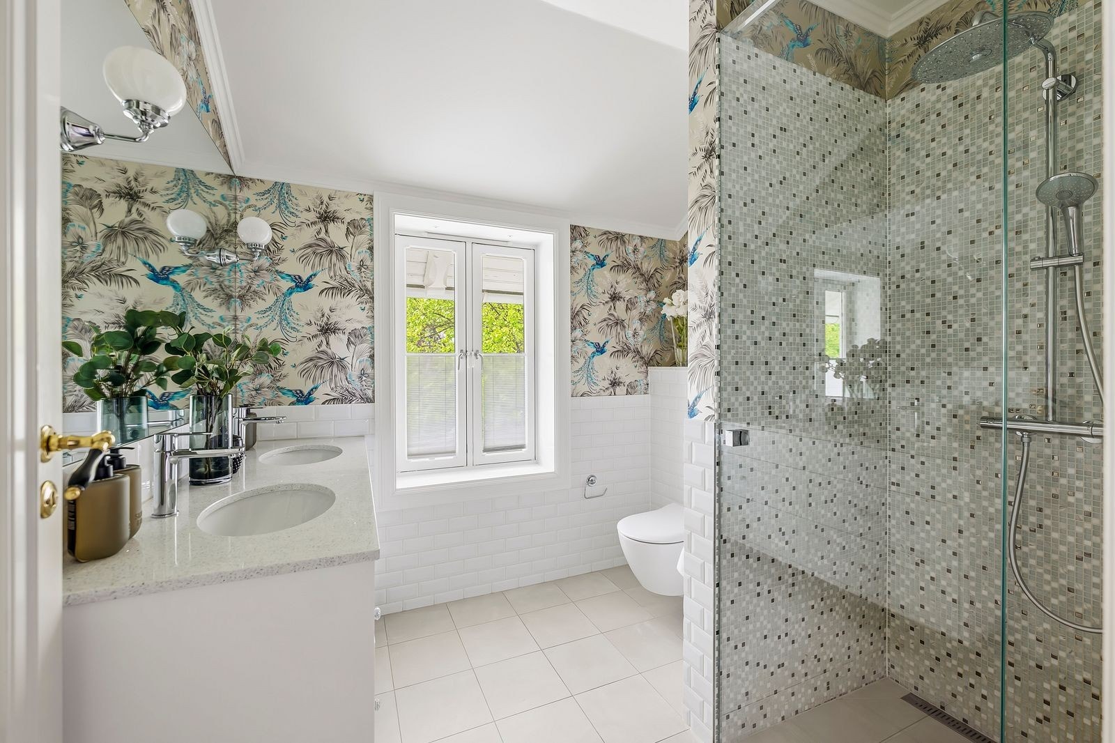 I 2. etasje er det hele tre bad, hvorav to er en-suite til mastersoverommene. Det tredje badet har innbygget dusjnisje, dobbel servant og vegghengt toalett. Galleribilde