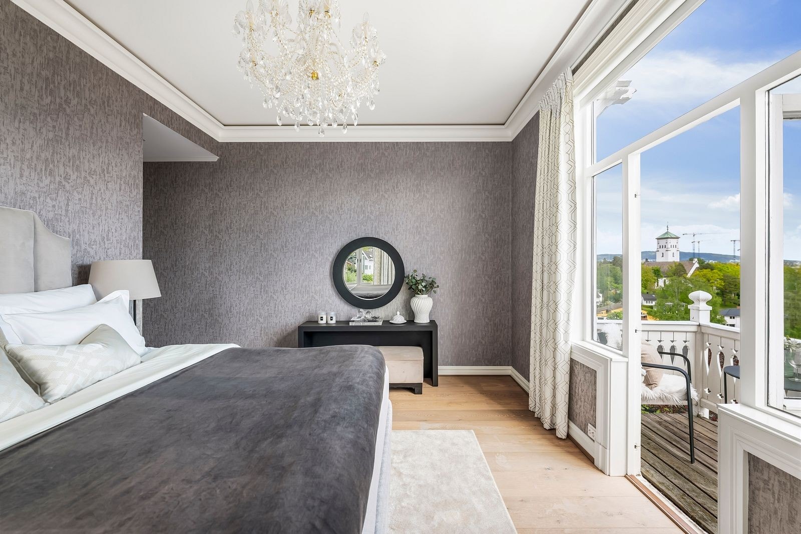 Hovedsoverommet byr på over 3 meters takhøyde, designbelysning og balkong med panoramautsikt over byen. Galleribilde