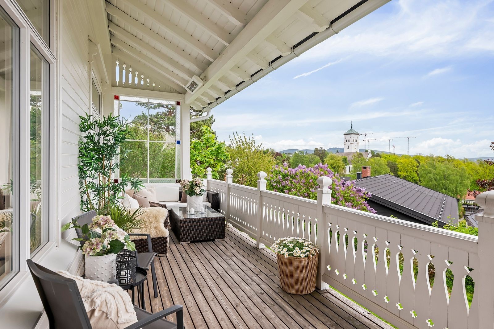 På terrassen er det god plass til flere sittegrupper, perfekt for en kopp kaffe eller noe godt i glasset med utsikt over byen. Galleribilde