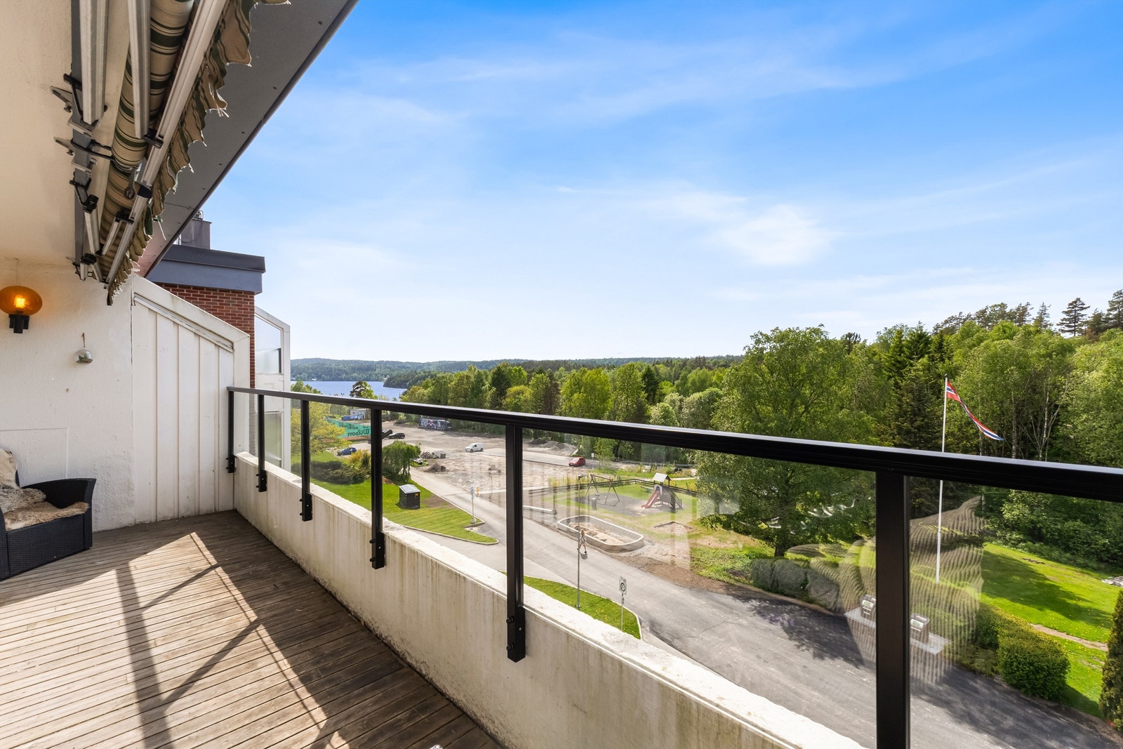 Balkong - delvis overbygget balkong med markise - adkomst fra stue - her kan man nyte nydelige solnedganger - foto: Oh Shots Galleribilde