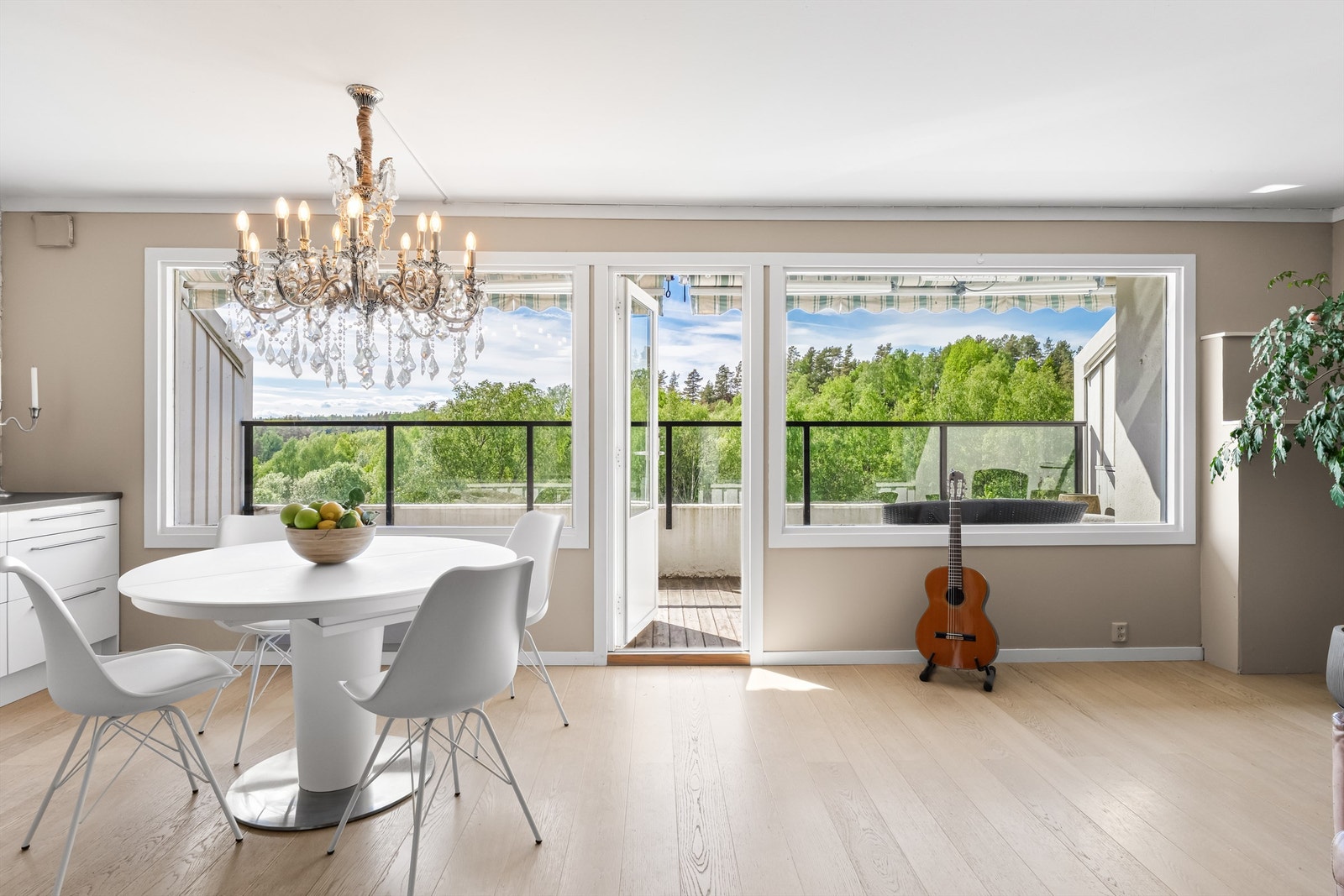 Stue - lys og romslig stue med store vindusflater som slipper inn rikelig med naturlig dagslys - foto: Oh Shots Galleribilde