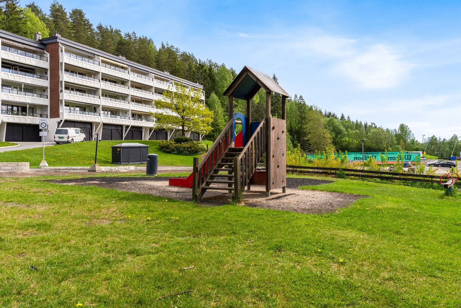 Diverse sittegrupper, lekeplasser, m.m. på sameiets fellesområder Galleribilde