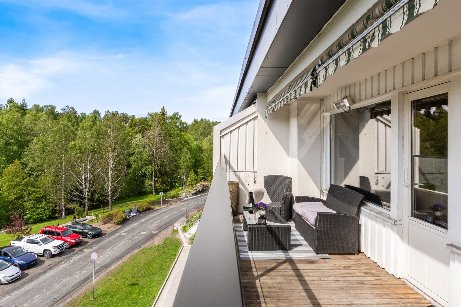 Balkong - uteområde fungerer som en utvidelse av stuen på sommerhalvåret - plass til diverse utemøbler, grill, m.m. Galleribilde