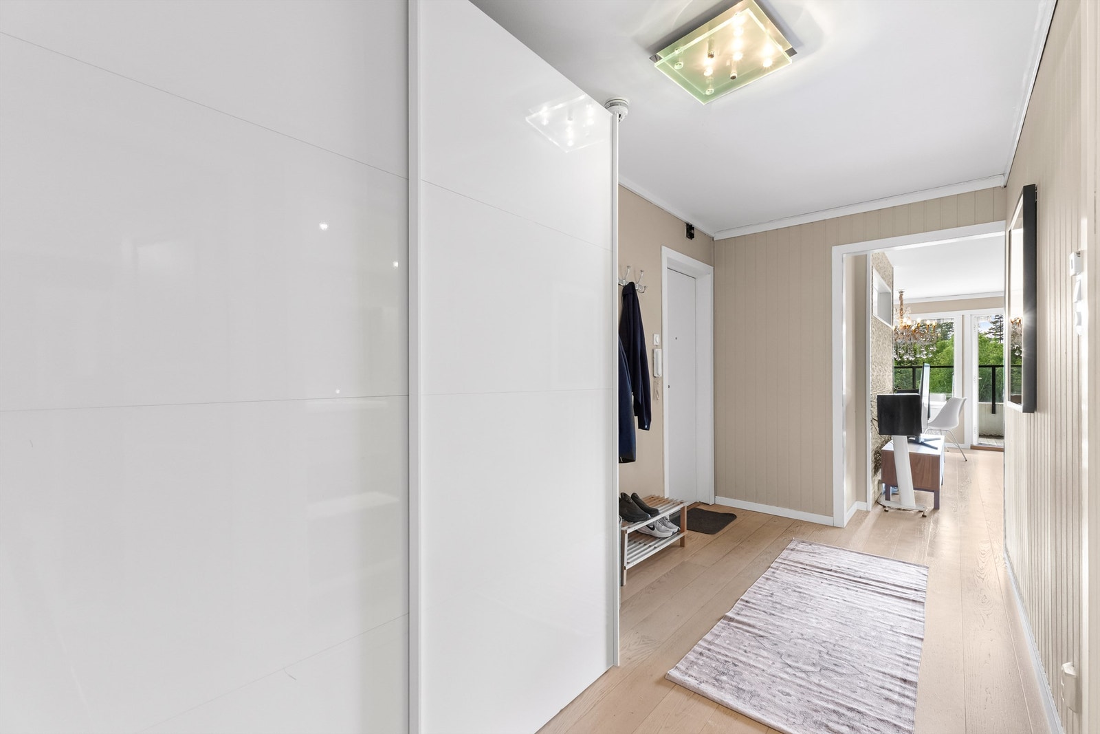 Entré - lys og innbydende entré med adkomst til samtlige rom i leiligheten - praktisk plass for oppheng av yttertøy og oppbevaring av yttersko Galleribilde