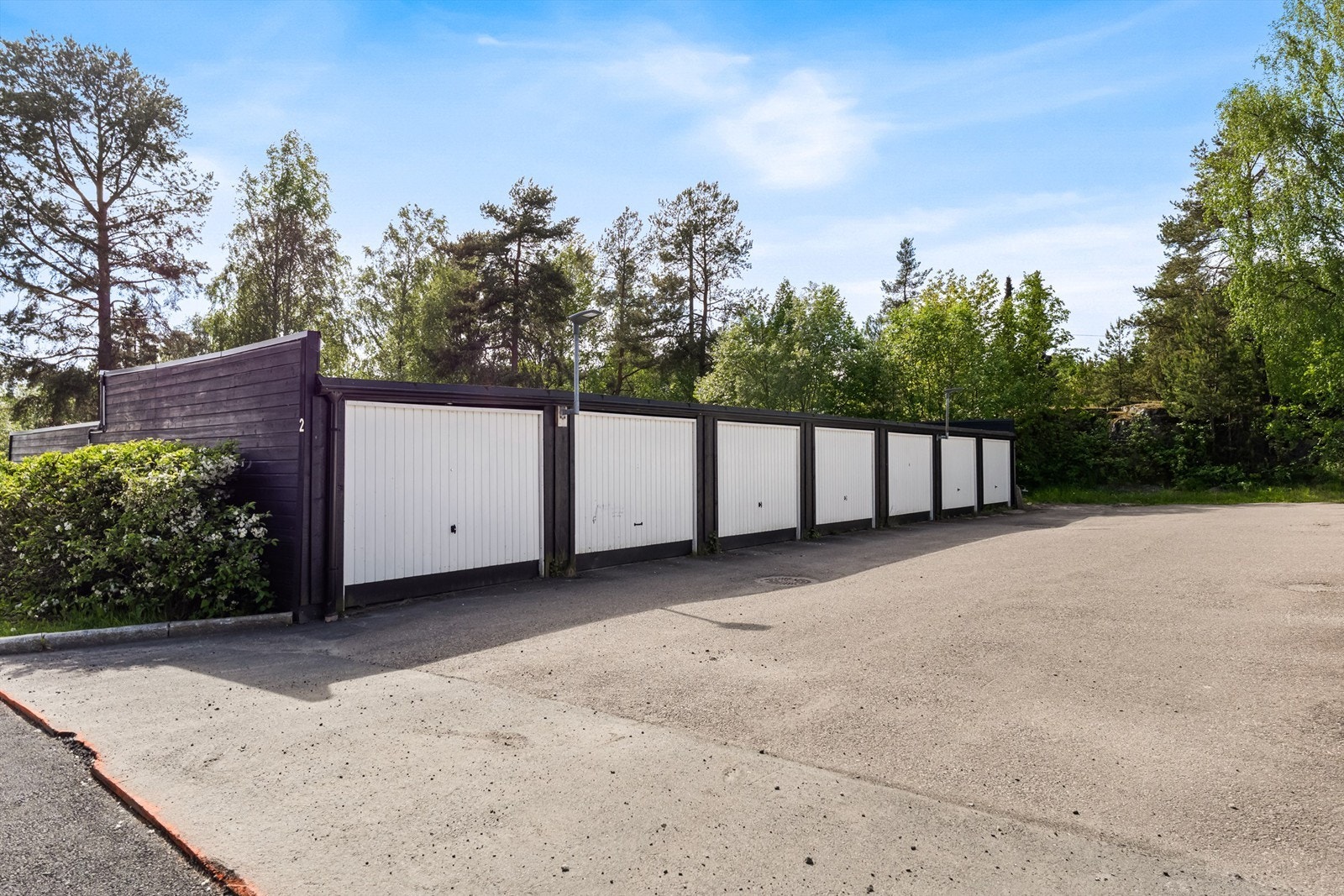 Romslig garasje i felles garasjerekke - for øvrig god plass til gjesteparkering Galleribilde