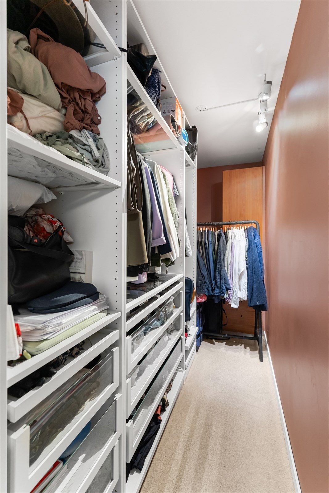 Soverom 2 - rommet har også egen walk-in-closet Galleribilde