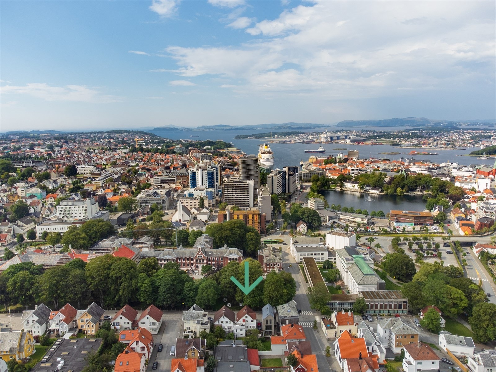 Luftfoto - boligen ligger rett ved sentrum av Stavanger Galleribilde