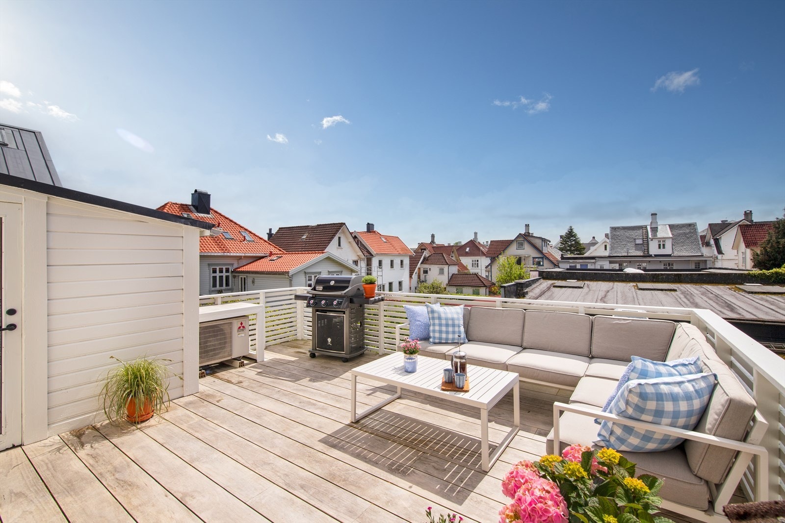 Takterrasse - sørvendt med svært gode solforhold Galleribilde