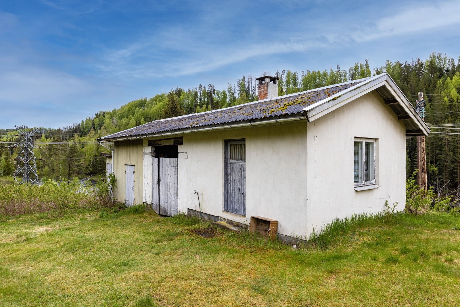 Bryggerhuset er en allsidig bygning som inneholder garasje, vedskjul og lagringsplass. Galleribilde