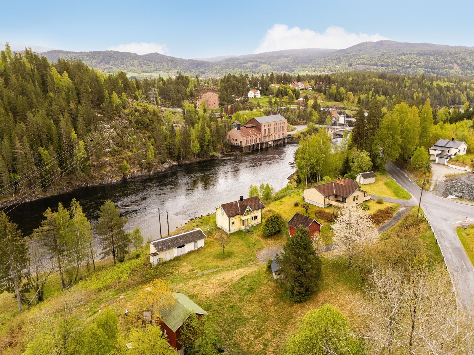 Oversiktsbilde som viser eiendommens plassering i det landlige landskapet. Galleribilde