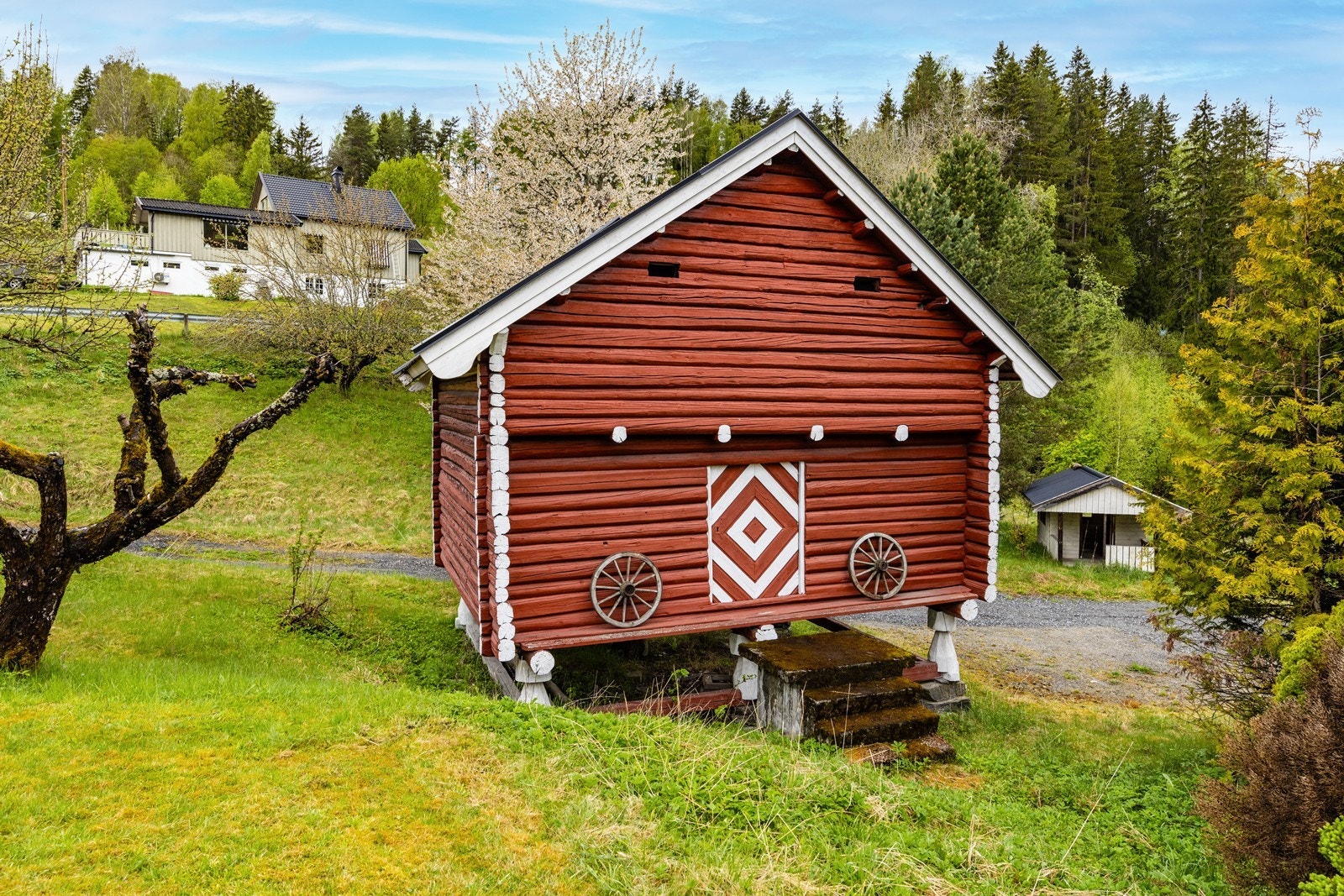 Et klassisk stabbur i tømmerkonstruksjon, som bidrar til eiendommens unike karakter. Galleribilde