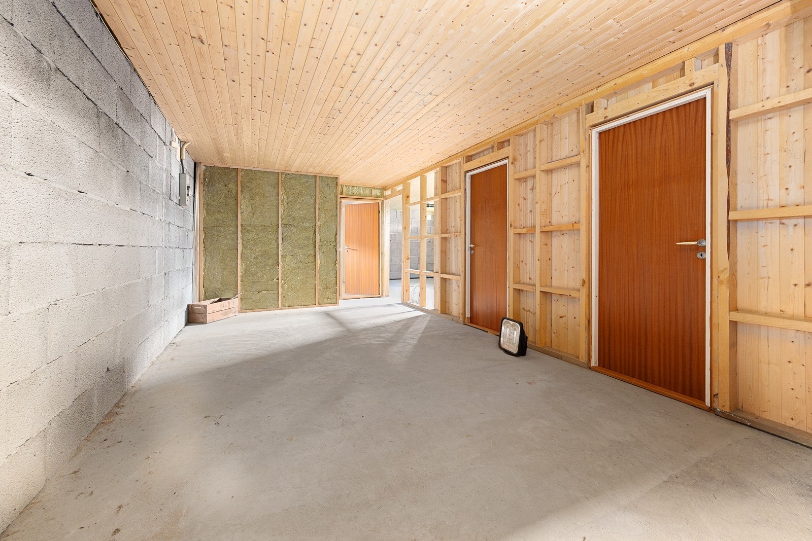 Kjelleren har betonggulv og vegger i lettklinkerblokker, med stort potensial for verksted og lagring. Galleribilde