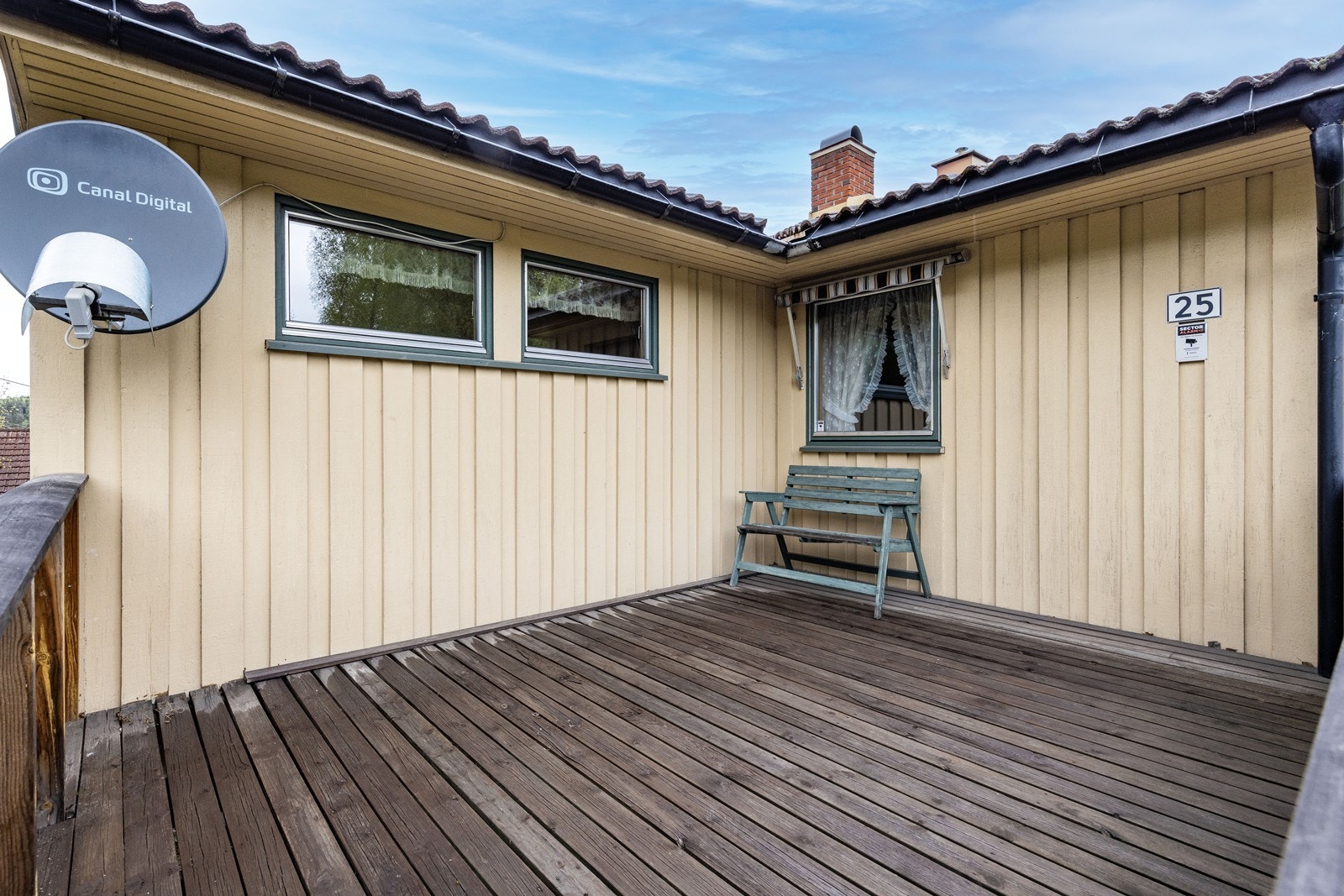 Ved gårdsplassen er det en terrasse på cirka 13 m². Galleribilde