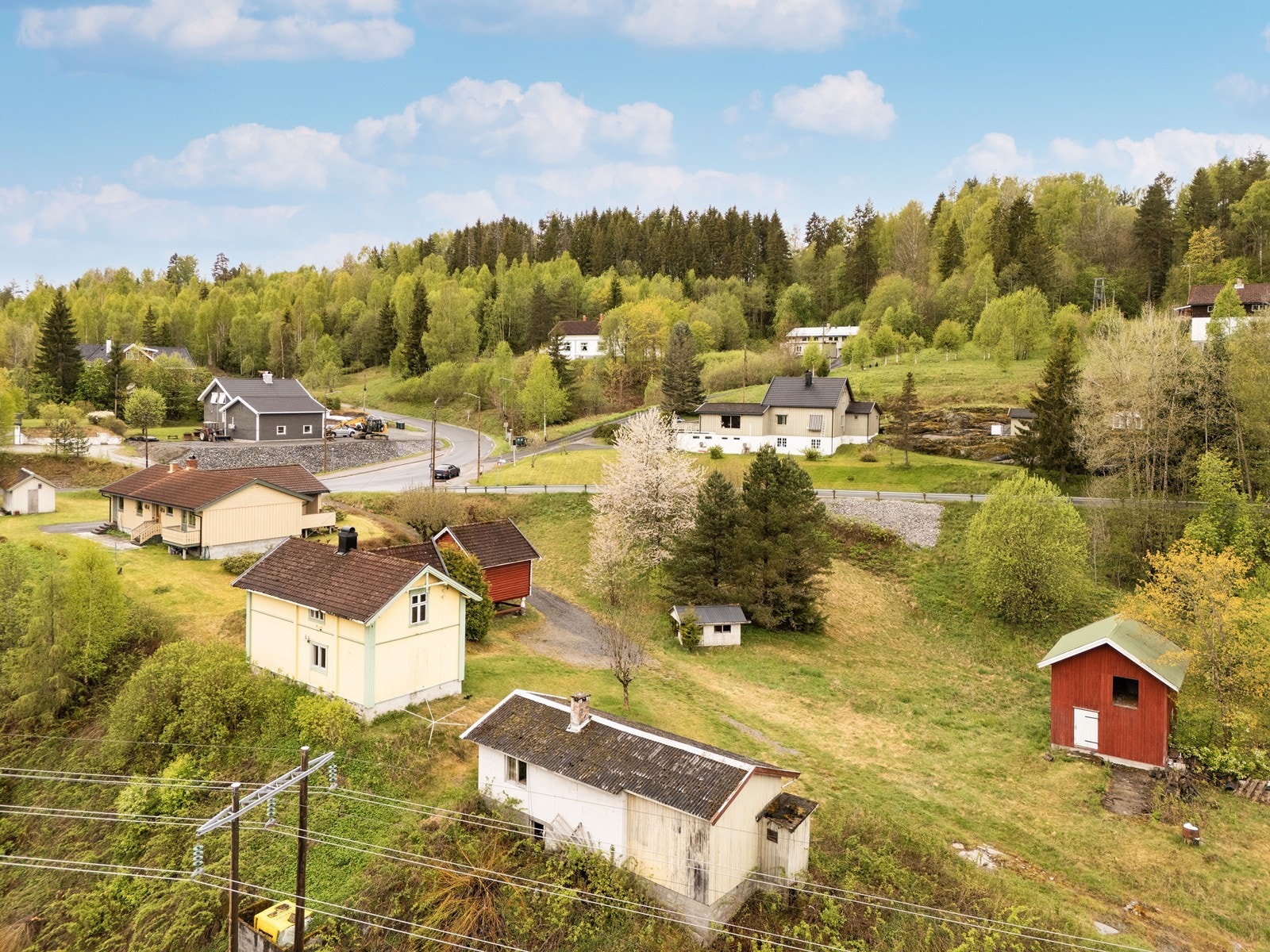Eiendommen ligger i Modum kommune, med skoler og barnehager innen få minutters kjøring. Galleribilde