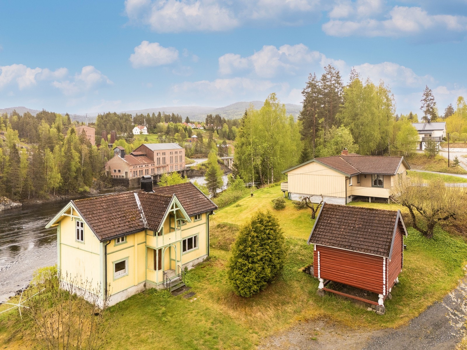 Dette småbruket består av to separate bolighus - en enebolig fra 1987 og et eldre våningshus - samt flere tradisjonsrike uthus. Galleribilde