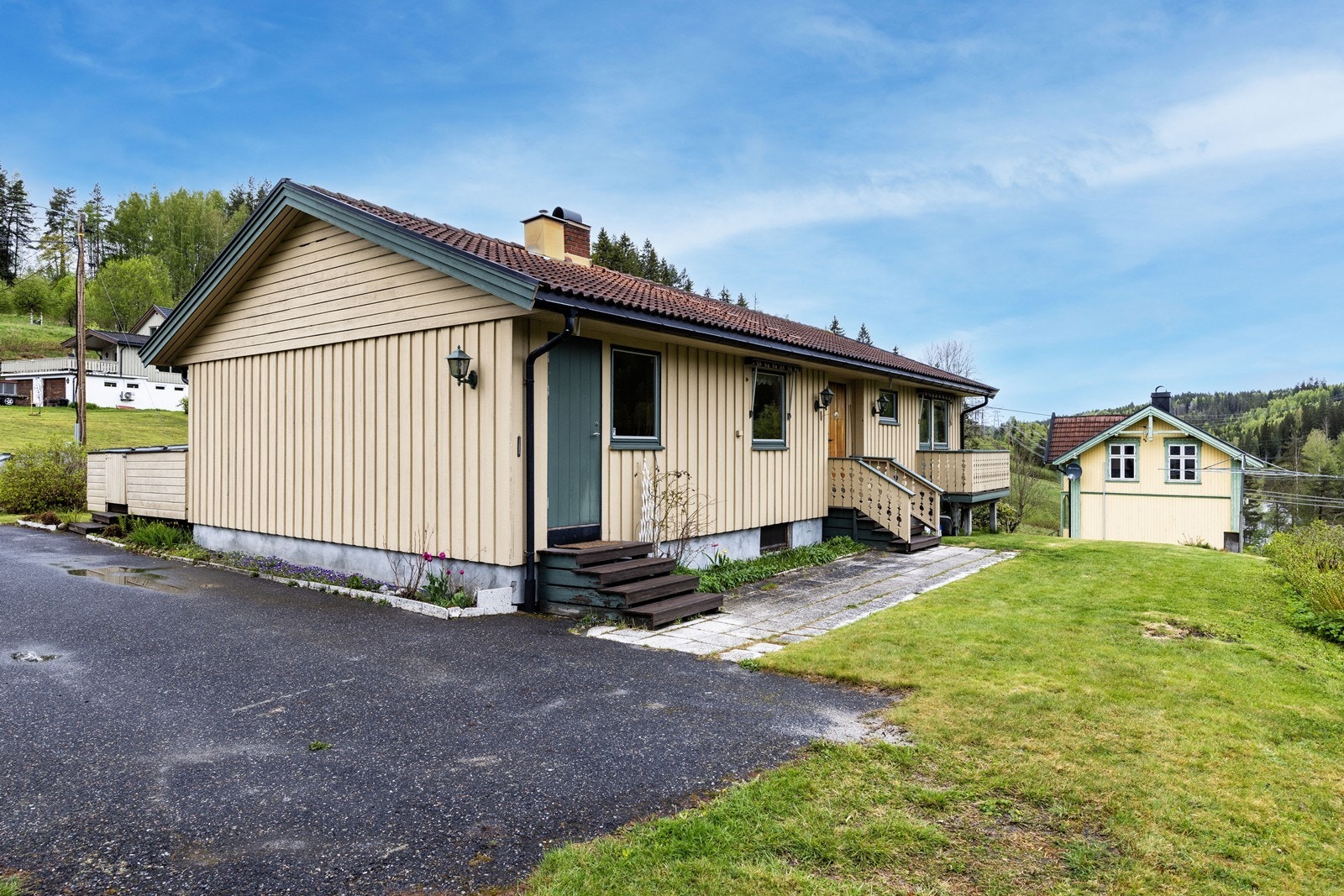 Fra eiendommen er det kort vei til dagligvarehandel, som Coop Prix Geithus, kun 3 minutter unna med bil. Galleribilde