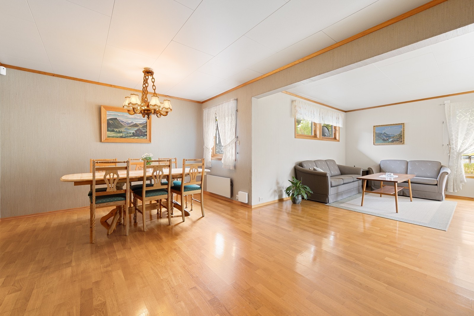 Spisestuedelen har god plass til langbord og ligger i tilknytning til både stue og kjøkken. Galleribilde