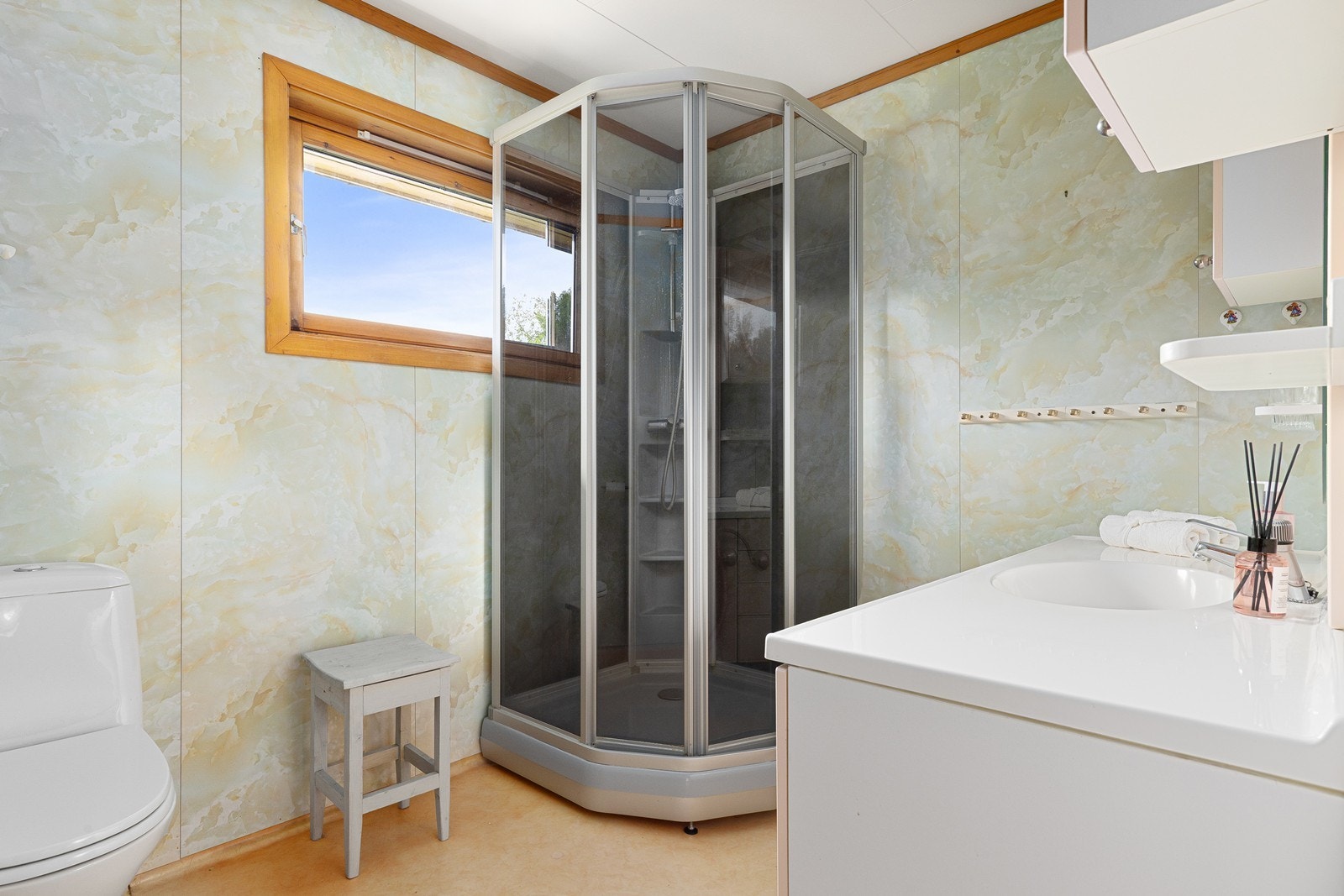 Badet i eneboligen er utstyrt med dusjkabinett, servant og toalett. Galleribilde